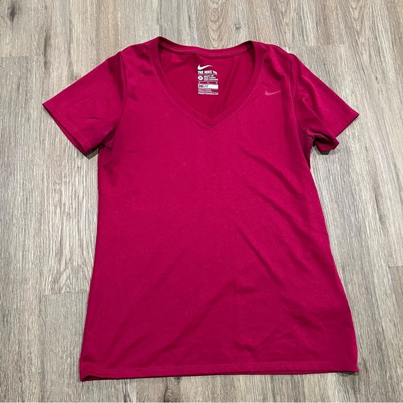 {preloved} Women’s Dark Pink V-Neck DriFit Short Sleeved Top - Picture 2 of 7